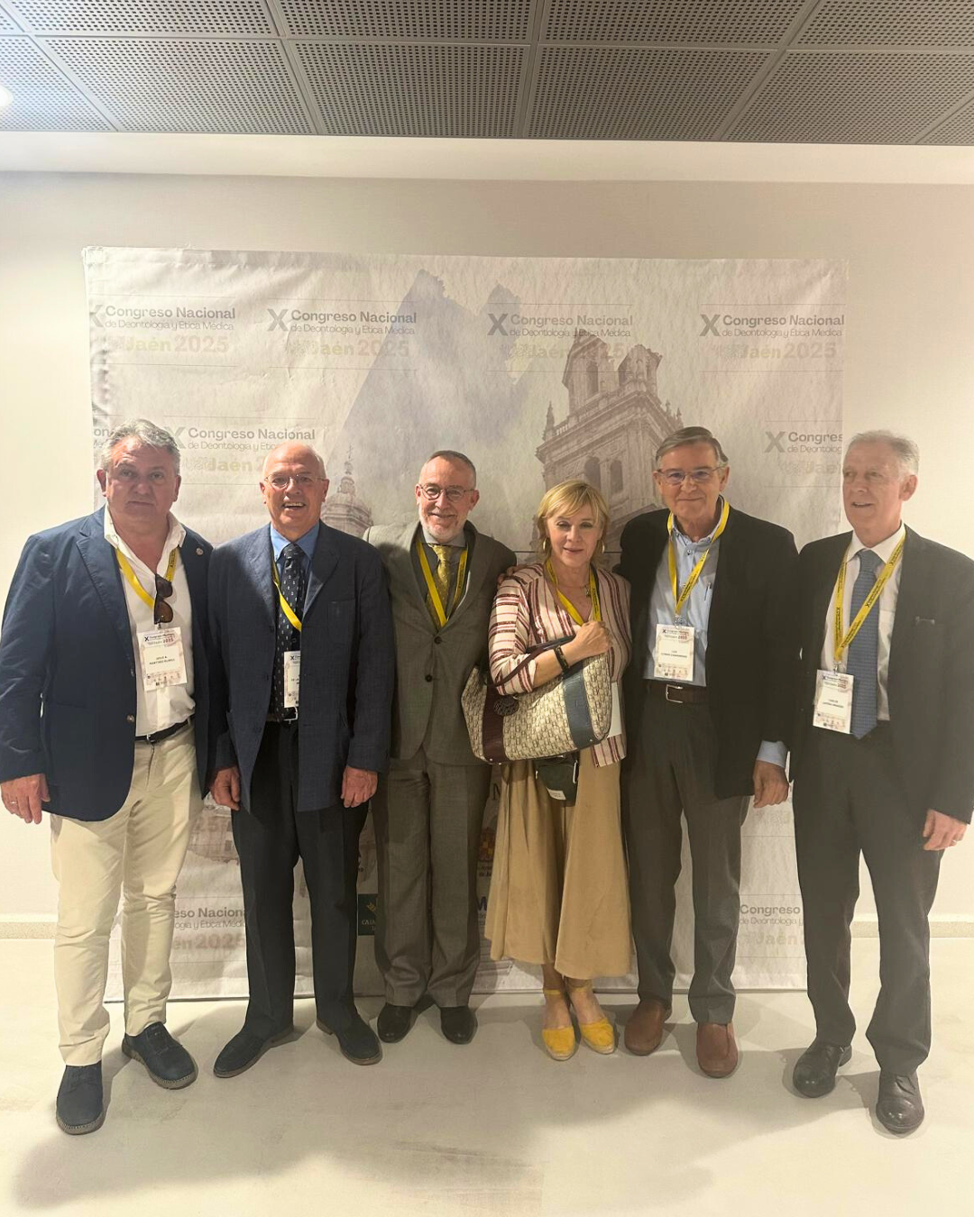 Enrique de la Figuera von Wichmann, presidente de la Comisión de Deontología del COMZ; Javier García Tirado, presidente del COMZ; Belén Lomba García, secretaría del COMZ; y Carlos Lapeña Aragüés, asesor jurídico del COMZ, acudieron a este encuentro.